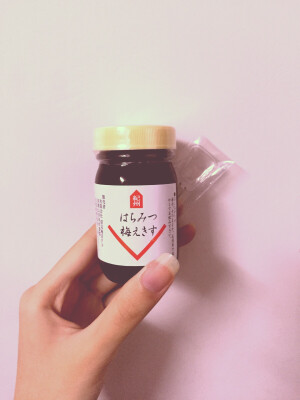 #安利好物# 霓虹国出的  青梅精。拯救熬夜党  改善你的熬夜体质。很酸！同时在喝swisse的胶原蛋白 酸的程度简直无法相比！也证实了真的是纯青梅浓缩。酸爽无法言语。附小勺 一勺一杯水。喜欢喝酸的可以多加几勺你们开心就好  我一勺就够了真的好酸 兑了好多水T T 但是！酸也要喝！坚持喝会发现睡眠变的很好 早起也有精神了！为了期末了不多挂科我喝！价格参考：109