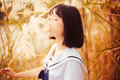 《独白》我曾在记忆中欢笑，也曾热闹嬉戏，闭上双眼希望迎风飞翔，也会偶尔想要隐藏，试着抱紧双臂，仿佛这样便不会感觉孤寂，时间年复一年，慢慢习惯，最后闭上眼睛听见兀自的叹息。出镜：@蛀牙小葵---，摄影/后期…