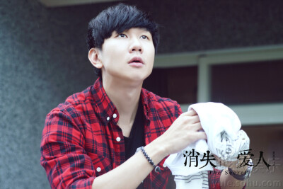 搜狐娱乐讯 林俊杰在银幕处女秀《消失的爱人》中“见鬼了”？电影《消失的爱人》于今日重磅曝出一款“林俊杰”特辑：在片中林俊杰与黎明首次出演兄弟，戏里戏外情义深厚，在片中林俊杰还诚惶诚恐见了“鬼嫂”。而在…