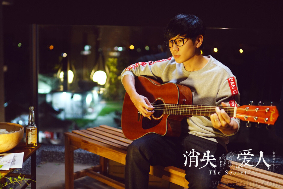 搜狐娱乐讯 林俊杰在银幕处女秀《消失的爱人》中“见鬼了”？电影《消失的爱人》于今日重磅曝出一款“林俊杰”特辑：在片中林俊杰与黎明首次出演兄弟，戏里戏外情义深厚，在片中林俊杰还诚惶诚恐见了“鬼嫂”。而在片场林俊杰却展示出各种搞笑耍宝手段，献身不够加献声，结果唱歌“走调”引来全场爆笑，成为剧组笑点担当。据悉，该片由黄真真执导，黎明、王珞丹、林俊杰、张榕容联合主演，将于1月15日正式与观众见面。