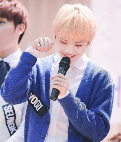 SEVENTEEN woozi 李乌鸡 vaocal team leader 词曲兼专辑制作。最爱你了⁄(⁄ ⁄•⁄ω⁄•⁄ ⁄)⁄