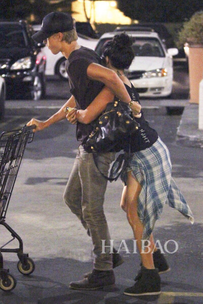 Vanessa Hudgens&amp;amp;Austin Butler好有爱的一对～ 祝幸福哦（≧?≦）