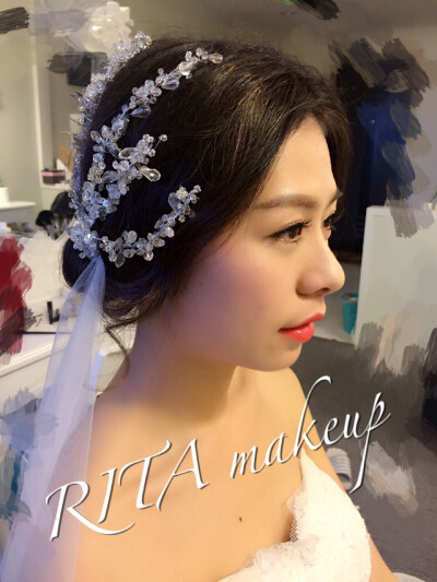 #RITA化妆造型工作室##花絮#每次都用心对待每一位选择我们给我们机会的新娘，即便是来来回回的沟通试妆，还是凌晨三点才完成手工头饰。我们无比满足充实。祝福！感恩！-----RITA工作室