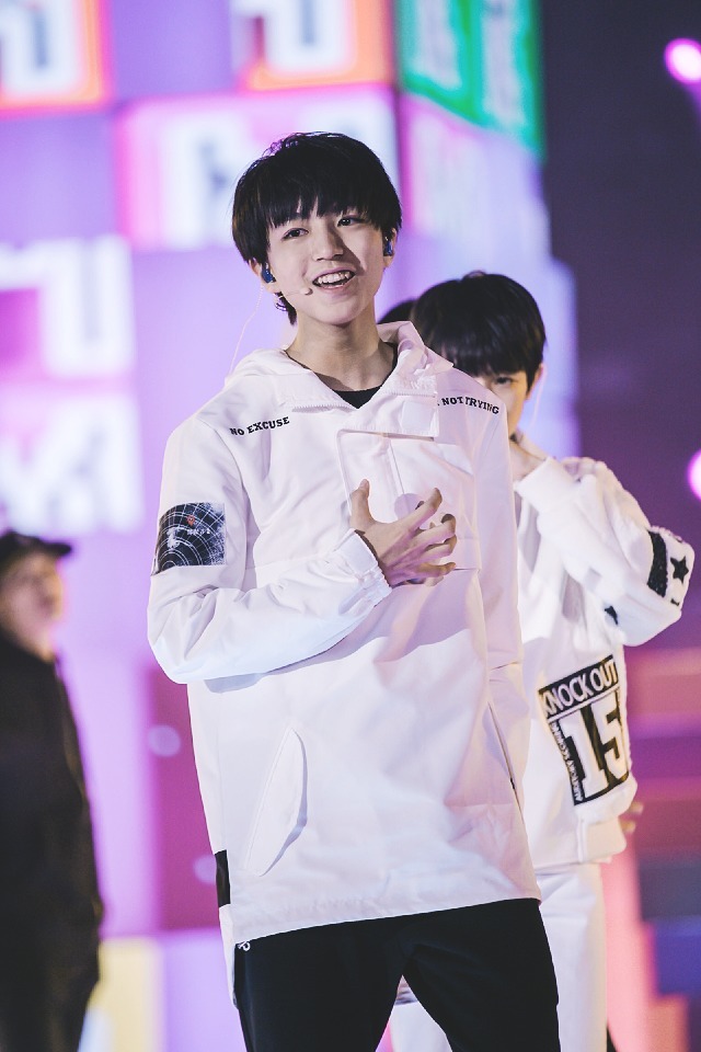 #王俊凯# #TFBOYS王俊凯# #TFBOYS# 151109 北京天猫双十一彩排cr：你不长这么帅你会死啊