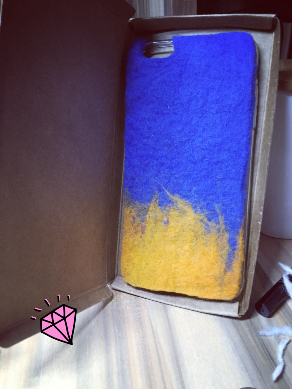 羊毛的，软软的。