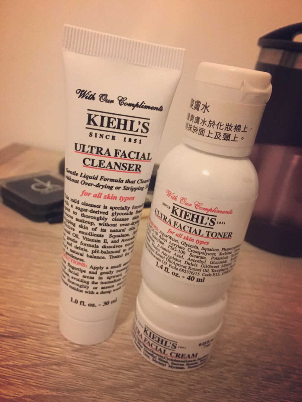 KIEHL'S的保濕套裝。在专柜攒够積分換的，很保濕。到北方旅行的時候就靠它們啦