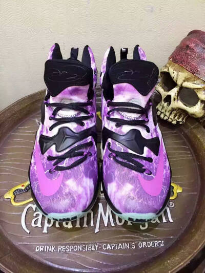 新配色。狠货来袭 LeBron 13 “Written in the Stars” 作为新款战靴的首发配色，在表达对于詹姆斯的成功定义的同时，也以他的家乡为主题，在多个细节上凸显敬意 码数：40-44