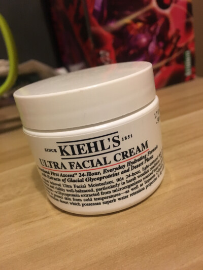 Kiehl‘s的高保湿霜`刚好买的时候是冬天，我是干皮，冬天用很好。油皮的朋友说用这个睡醒感觉面上都是油