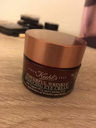 KIEHL'S的强效去皱眼霜..搽在眼上会有点热热的感觉，搽完后很舒服~