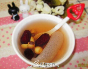 【竹笙红枣糖水】1.竹笙用水浸泡30分钟，至完全发开后洗净，放入滚水中氽烫2分钟 ，捞出，沥去水分2.莲子剥去芯洗净，红枣洗净备用3.将竹笙、莲子和红枣放入煮锅中，加入1200ml冷水，大火煮开后转最小火煮20分钟4.放入冰糖，小火继续煮15分钟。