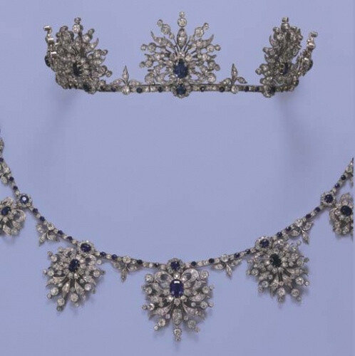 本世纪80年代蓝宝石和钻石头饰可转换成一条项链