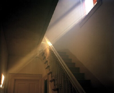 温暖人心的丁达尔效应的阳光摄影作品，当一束光线透过胶体，从入射光的垂直方向可以观察到胶体里出现的一条光亮的&amp;quot;通路&amp;quot;，这种现象叫丁达尔现象。| 美国摄影师Alexander