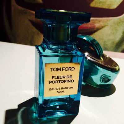 Tom Ford 2015年出的 Fleur de Portofino，波托菲诺之花，灵感取于地中海色彩鲜艳的晴朗小城——Portofino，洋槐、桂花与蜂蜜的组合明亮又甜蜜，尾调带有淡淡的老式脂粉香，是一朵纯净清丽的小白花，“今天你的天空…