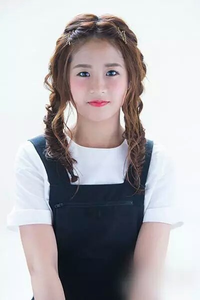 披肩的长发编成两条蓬松的蜈蚣辫,非常地清纯甜美,前额的刘海烫出唯美