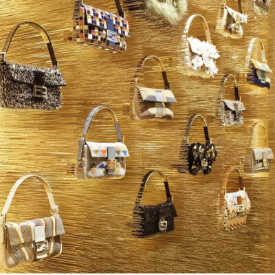 Fendi Baguette【1997年Silvia Venturini Fendi构思了一款简约实用而富几何线条的手袋。Silvia Fendi为手袋取名Baguette，因为它小巧细长，夹在臂下爽朗潇洒，令人想起气质冷艳的法国女人，夹着法国长包步出面包店，…