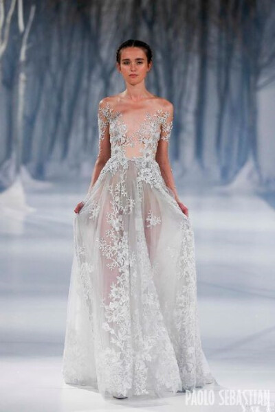 Paolo Sebastian Fall 2016 Couture｜来自澳洲的贵族仙牌，灵感来自于设计师对童话中雪女的印象。透明的蕾丝，冰冷的蓝色、雪花的白色——雪女是这么美的吗