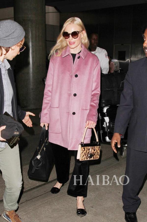 Kate Bosworth——Burberry粉色羊毛大衣，搭配宽腿裤和平底鞋，手拎动物花纹手拎包时尚舒适。