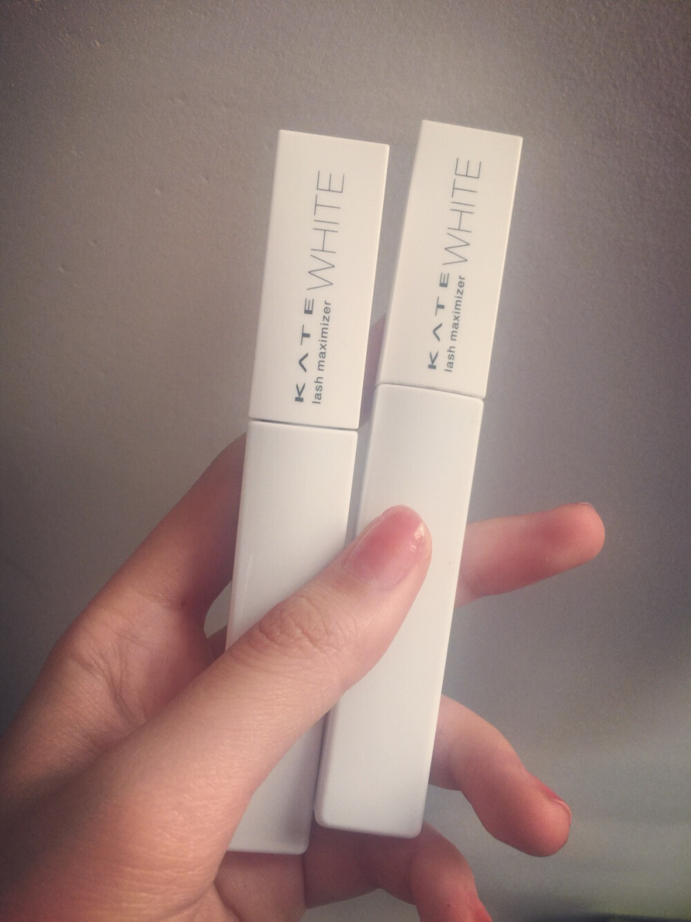 Kate睫毛底膏 已经被安利烂了 但是还是想说 有了它任何睫毛膏都变得很好用 讲真 白色纤长 有黑色纤维 也会显得浓密一些～～ 注意后面就别刷太多睫毛膏 用好了自然的不行 被夸过很多次！无限回购真的！