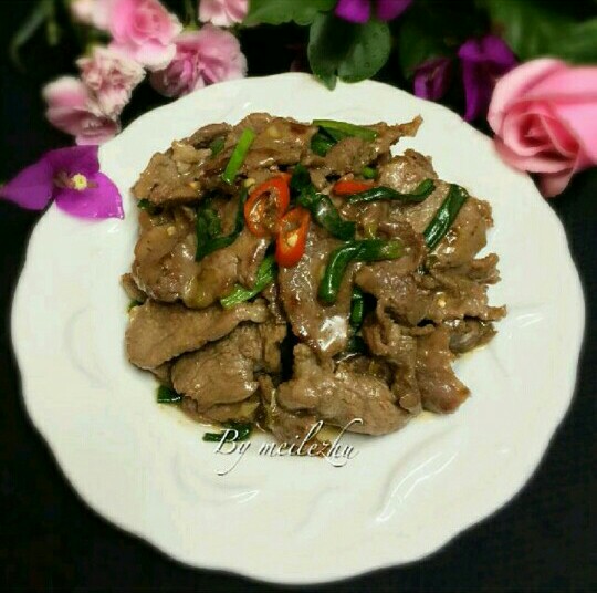 【爆炒羊肉】 材料：羊腿肉400克，香葱，蒜头，生姜，小米椒，孜然粉，黑椒粉，玉米淀粉，盐，鸡精，酱油。 做法： 1.羊肉洗净沥干水，切薄片。 2.切好的羊肉放入容器中，加入葱姜蒜。 3.调入盐，鸡精，酱油，孜然粉和黑椒粉。 4.再加入玉米淀粉和一勺玉米油。 5.用筷子搅拌均匀，静置10分钟左右。 6.蒜头和葱白切碎，小米椒切圈，生姜切丝，葱绿切段。 7.锅中加入油，大火烧热，放入蒜末和葱白煸出香味。 8.倒入羊肉大火翻炒。 9.炒至颜色变白，调入少许盐和鸡精。 10.翻炒均匀再调入少许孜然粉。 11.放入葱段和小米椒翻炒均匀即可出锅装盘。