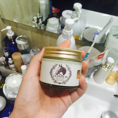 这还用我介绍吗？不用吧！韩国奇迹马油，长得像一盒鞋油的奇迹马油，我家全家都在用，并且它对油皮痘痘肌超级好超级适合吧！！！我皮肤过敏干燥都可以用它