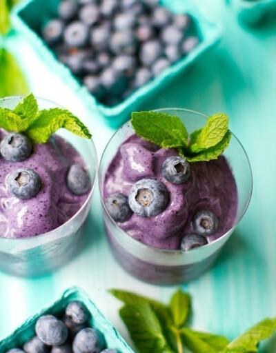 藍莓奶昔 材料 :藍莓125g、牛奶1杯、香草冰淇淋一大球，做法：將藍莓洗淨, 抹乾水份, 全部放入攪拌機打爛, 直至拌勻.太稀加冰塊，太硬加牛奶，倒入杯中加薄荷葉裝飾即可。