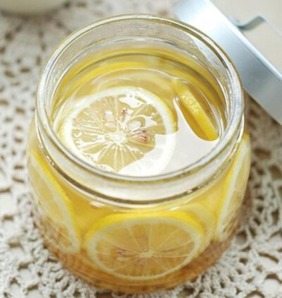 【蜂蜜柠檬茶】1.柠檬用清水冲洗干净，表面抹上一层食盐，轻轻摩擦片刻，用水冲洗干净；2.切去柠檬头尾蒂部，切成薄片；3.取有盖或可密封的容器，洗净；4.以一层蜂蜜、一层柠檬的方式放入；5.最后加入多些的蜂蜜，没…