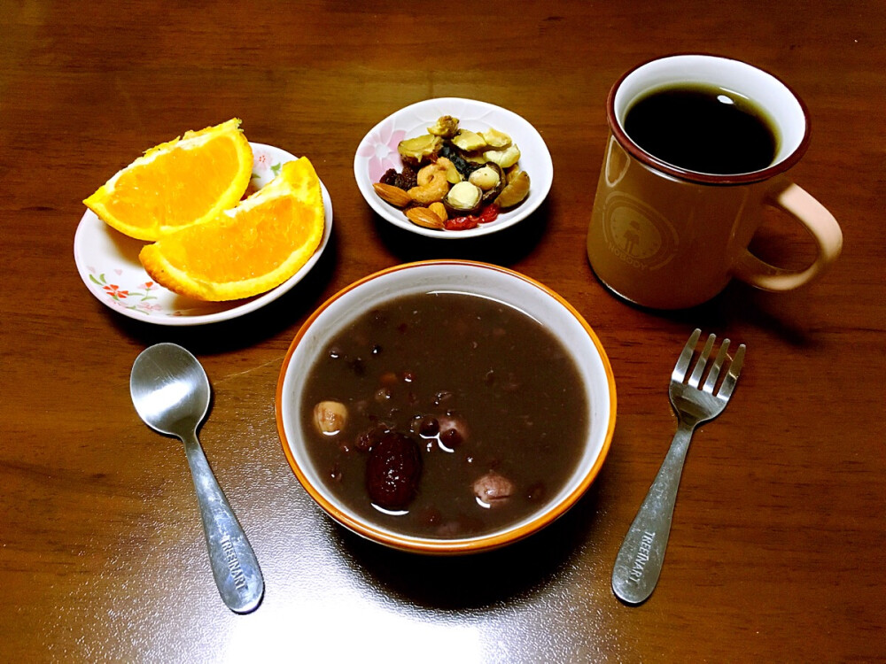 ☀️12月19日☀️早餐：红枣莲子红豆羹+缤纷干果盘+橙子+桑椹红茶