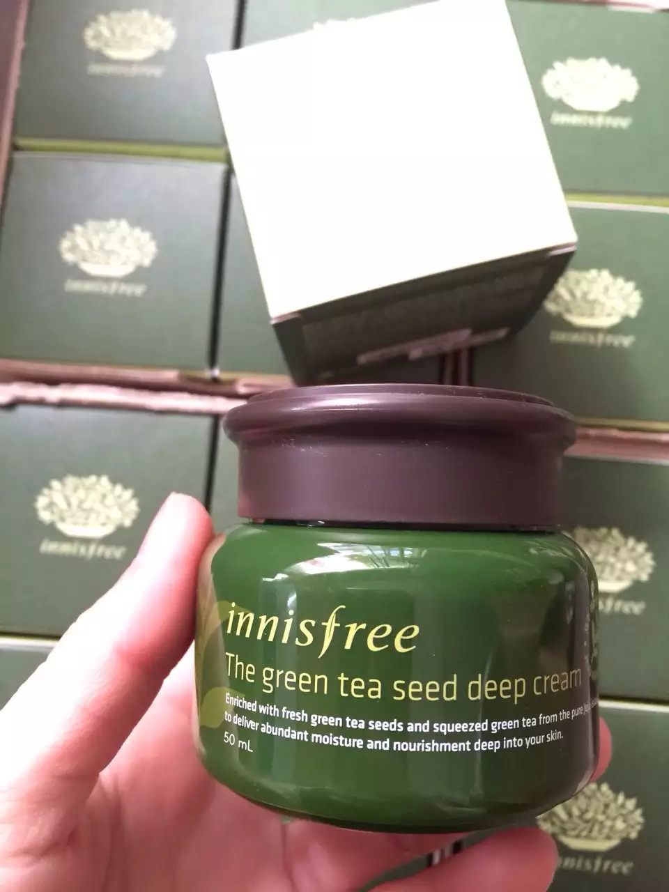 韩国innisfree悦诗风吟绿茶籽精萃水分菁华面霜，平民面霜得战斗机，补水保湿 清爽无油，水嫩肌肤适合所有肌肤的MM 们使用 百分百绿茶籽成份，绿茶籽精华系列哦！