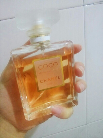 Chanel coco EDP香水100ml 前调有点浓 后调有点偏白麝香 感觉后调闻着比较舒服 留香时间挺长 喷一点点整个房间都是香味～