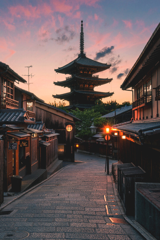 Ninen-zaka and San’nen-zaka approaches, Kyoto, Japan(by Leslie Taylor)。日本京都三年坂(产宁坂)。位于清水寺附近的清水坂、二年坂和产宁坂是三条历史保护街区。三年坂建造于大同3年（808），连结清水坂与二年坂。由于这段坡道是通往祈求平安生产的子安塔（泰产寺）的参道，且日文读法中的生产平安“产宁”和“三年”发音接近，因此三年坂也被称为产宁坂。两旁房舍多半是江户时期的町屋木造房子，沿途商家多半贩卖清水烧、京都特产古风瓷品店以及古意盎然的饮食店和纪念品店。