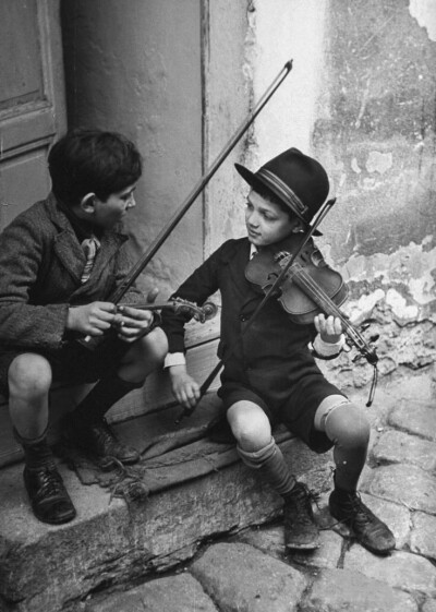 美国摄影师william vandivert作品，摄于1939年匈牙利布达佩斯，吉普赛儿童在街头演奏小提琴…
