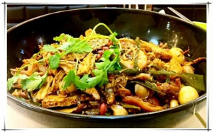 【南京热门美食-最好吃的麻辣香锅】 ▼逍遥王麻辣香锅 锅底是15元一个，米饭是2元一份，可以免费的加。口味刚好，不会咸，也没有很淡。麻辣香锅里有鸡蛋干！很意外！口感很不错，咬起来很有嚼劲。比较神经质的是，店里只卖啤酒，没有饮料……不喝酒的人记得自备饮品哦 人均：45元 地址： 秦淮区 汉中路1号国际金融中心B1楼好食会内(近新街口地铁站) 大家都爱吃的：金针菇、豆腐皮、土豆