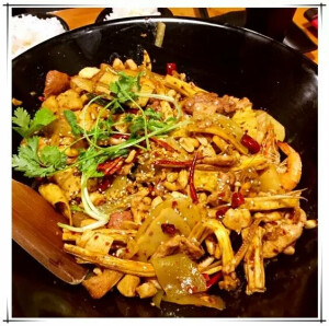 【南京热门美食-最好吃的麻辣香锅】 ▼弥宗道麻辣香锅 分量是真多！辣的特别过瘾！属于半自助式点餐的那种，先在柜台一次选自己想要的食材，单价不一样，可以自己看到份量。总体价格并不贵。  人均：49元 地址： 鼓楼区 山西路1号苏宁乐购仕广场5楼(辛香汇旁) 大家都爱吃的：土豆、牛柳、豆腐皮