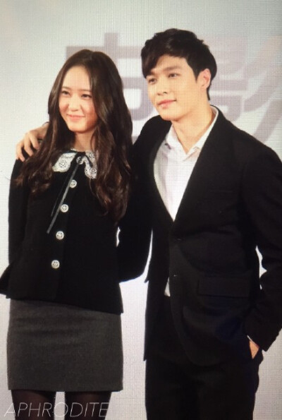 LAY携手f(X) Krystal演电影《闭嘴！爱吧》~~由EXO LAY（张艺兴）携手f(X) Krystal（郑秀晶）合演的电影《闭嘴！爱吧》，昨日(19日)电影在北京举办了发布会。电影原名《飞鸢》，现改为《闭嘴！爱吧》，