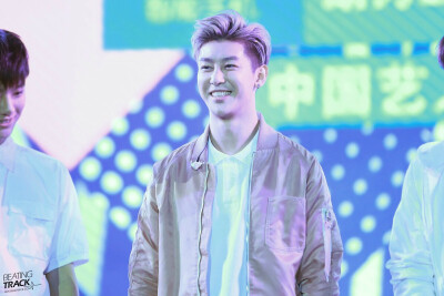 #UNIQ周艺轩# #UNIQ# 151011 MTV EMA拉票会 9P 表演时很霸气平时很温暖，两种面貌都有着各自的魅力ʚ❤ɞ