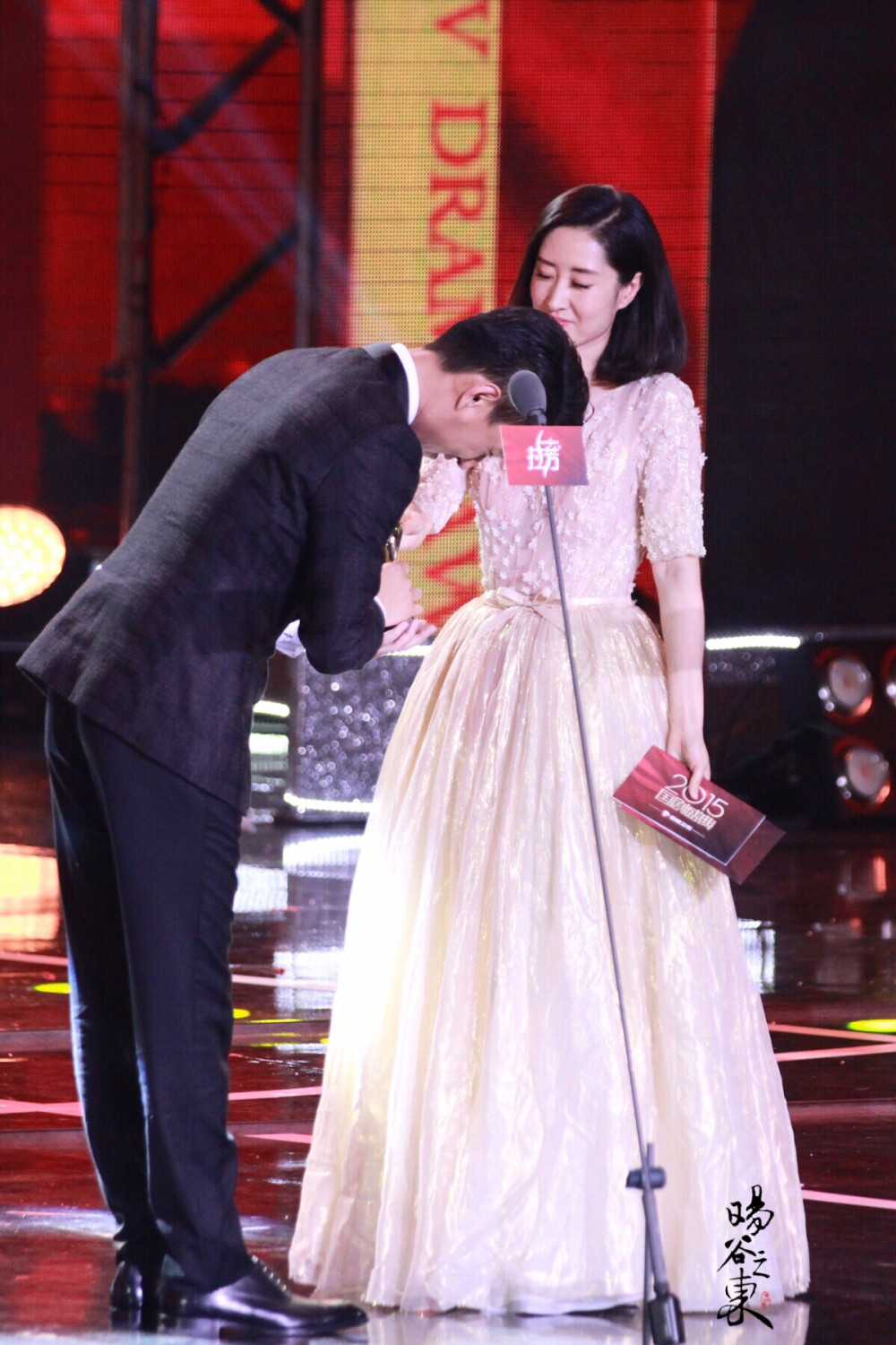 大哥从大姐手里接过奖杯明家大家长终身成就奖