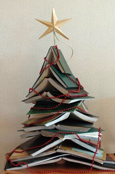 书店、图书馆、咖啡厅，用书本来点缀出一棵圣诞树，太有味道了