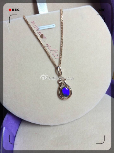 18k澳洲炫彩黑欧泊，顶级亮度，饱和度很高的一枚黑欧泊，流线设计，彰显品质，你怎么能不爱它，客户订制成品，想订制请关注