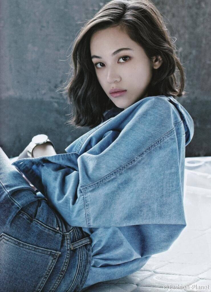 水原希子（Mizuhara Kiko），1990年10月15日出生于美国德克萨斯州达拉斯。演员、模特。曾是日本杂志《ViVi》及日版《Seventeen》的专属模特。