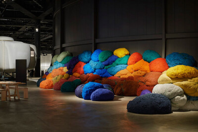 彩色纤维毛线团—— Sheila Hicks 在Design Miami Basel上的作品