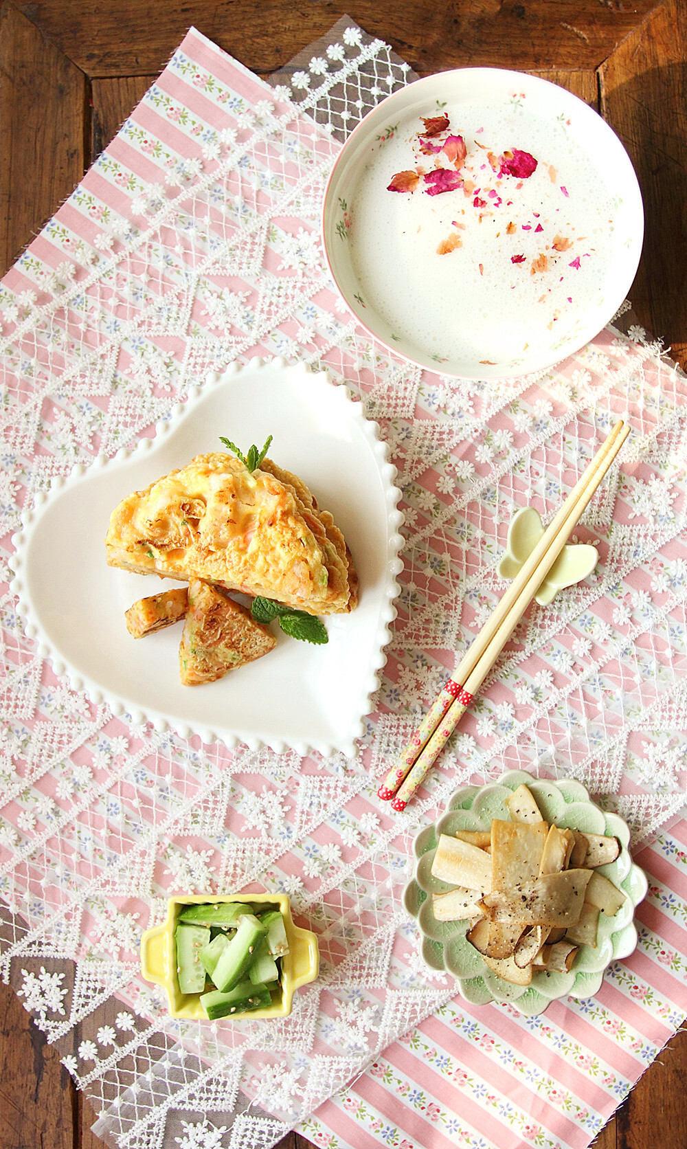 周一早餐：胡萝卜虾饼+玫瑰奶香山药羹+干煎杏鲍菇+凉拌黄瓜。好久没吃小饼了，虾仁切丁加上胡萝卜丝，再放入鸡蛋香葱，煎出来Q弹香香哒。 山药补脾养胃，要多吃，我喜欢这样简单的吃法，煮一煮料理机一打就好啦，浓香好喝。方子稍后发 。