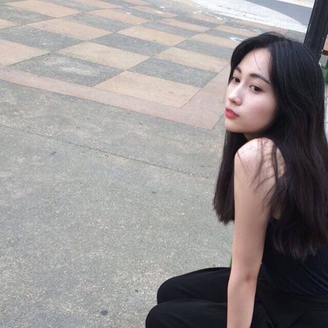 ，