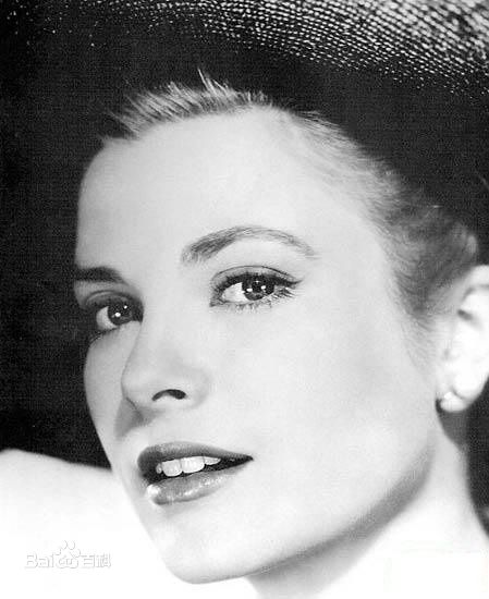 格蕾丝·凯利（Grace Kelly），1929年11月12日出生于费城，美国影视演员。 1949年，格蕾丝毕业于美国戏剧艺术学院。1950年，格蕾丝出演了她的第一部电影《十四小时》。1952年，她作为女主角出演了《正午》。之后，她接连主演了阿尔弗雷德·希区柯克的3部作品：1953年的《电话谋杀案》、1954年的《后窗》以及1955年的《捉贼记》。1955年，她凭借在《乡下姑娘》的表演获得奥斯卡最佳女主角奖。1956年，格蕾丝·凯利与雷尼尔三世结婚，成为摩纳哥王妃。 1982年9月，格蕾丝因车祸去世，享年52岁。