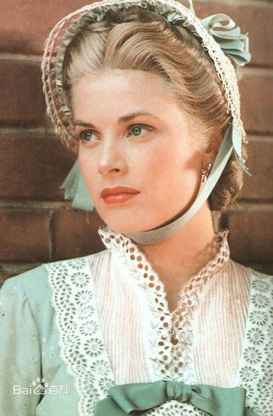 格蕾丝·凯利（Grace Kelly），1929年11月12日出生于费城，美国影视演员。 1949年，格蕾丝毕业于美国戏剧艺术学院。1950年，格蕾丝出演了她的第一部电影《十四小时》。1952年，她作为女主角出演了《正午》。之后，她接连主演了阿尔弗雷德·希区柯克的3部作品：1953年的《电话谋杀案》、1954年的《后窗》以及1955年的《捉贼记》。1955年，她凭借在《乡下姑娘》的表演获得奥斯卡最佳女主角奖。1956年，格蕾丝·凯利与雷尼尔三世结婚，成为摩纳哥王妃。 1982年9月，格蕾丝因车祸去世，享年52岁。