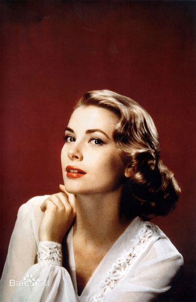 格蕾丝·凯利（Grace Kelly），1929年11月12日出生于费城，美国影视演员。 1949年，格蕾丝毕业于美国戏剧艺术学院。1950年，格蕾丝出演了她的第一部电影《十四小时》。1952年，她作为女主角出演了《正午》。之后，她接连主演了阿尔弗雷德·希区柯克的3部作品：1953年的《电话谋杀案》、1954年的《后窗》以及1955年的《捉贼记》。1955年，她凭借在《乡下姑娘》的表演获得奥斯卡最佳女主角奖。1956年，格蕾丝·凯利与雷尼尔三世结婚，成为摩纳哥王妃。 1982年9月，格蕾丝因车祸去世，享年52岁。