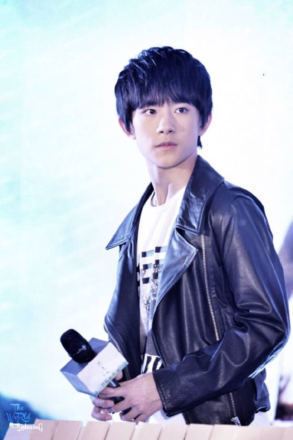 易 烊 千 玺 151221思美人发布会 crlogo