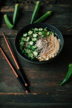 「日式金针秋葵凉面」食材：荞麦面，秋葵，金针菇，白芝麻，日式酱油，味淋，日式清酒。 步骤：1.锅中适量水烧沸，下荞麦面煮5分钟。5分钟后立刻捞起面，过两遍事先准备好的凉水，然后沥干装盘。2.秋葵和金针菇洗净，秋葵过沸水1分钟，金针菇2-3分钟后捞出，过凉水沥干。 3.秋葵横切，金针菇去尾，码在装好的凉面上。4.然后配蘸汁，以日式酱油：味淋：日式清酒=1：1：0.5的比例，再加日式高汤或清水最好。把准备好的蘸汁轻轻的倒入碗里，撒上一把白芝麻，清爽的凉面就做好啦。