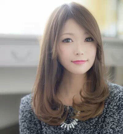 超清甜的三七分刘海梨花头发型，减龄首选。三七分中长刘海设计遮住了窄小的额头。