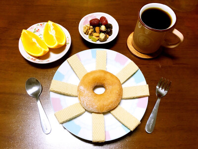 ☀️12月22日☀️早餐：甜甜圈配牛奶华夫饼干+缤纷干果盘+橙子+黑咖啡