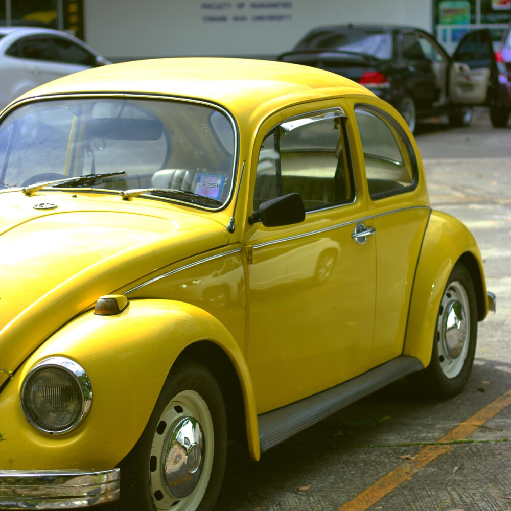 清迈大学里一辆复古的小车